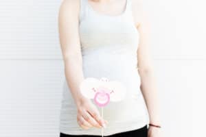 19 Ways to Announce Your Pregnancy to Family in Person pregnancy-announcement-family