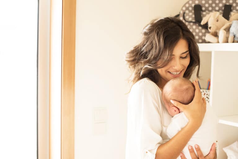 8 Benefits of Breastfeeding (For Mom & Baby)