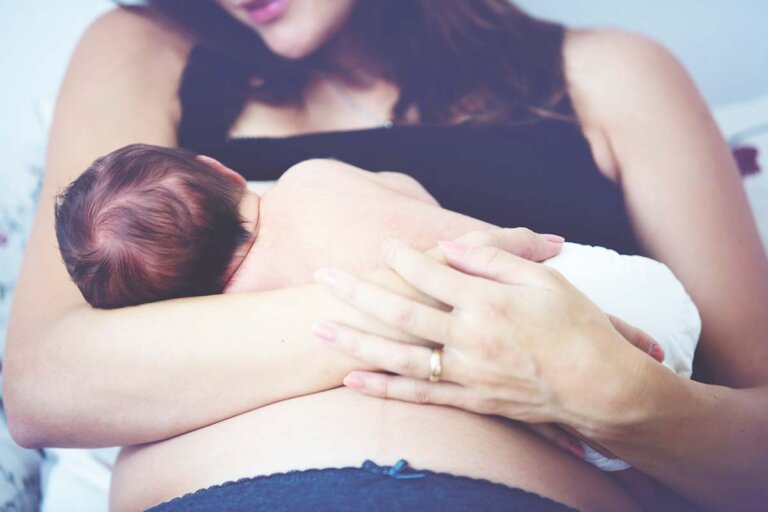 12 Breastfeeding Positions to Make It Easy for Mom